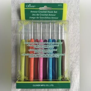 CLOVER Amour Crochet Hook Set 10 Sizes Comfort Grips, Fun Colors #3672 Brand New